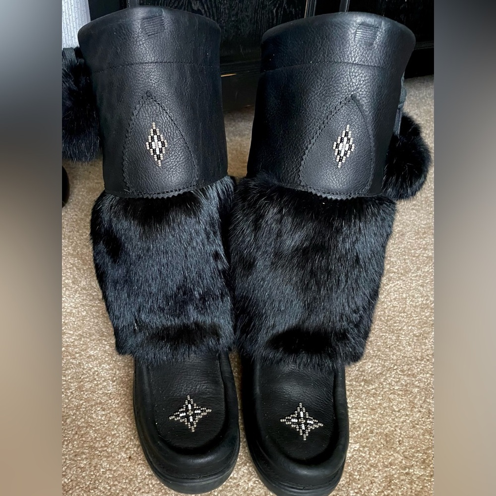 SOLD Manitobah Mukluk. Waterproof Snowy Owl grain leather Size 5 Like new